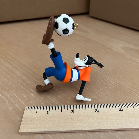 Hallmark Keepsake Ornament - Disney - Goofy Soccer Star - 1998 - Picture 6 of 8